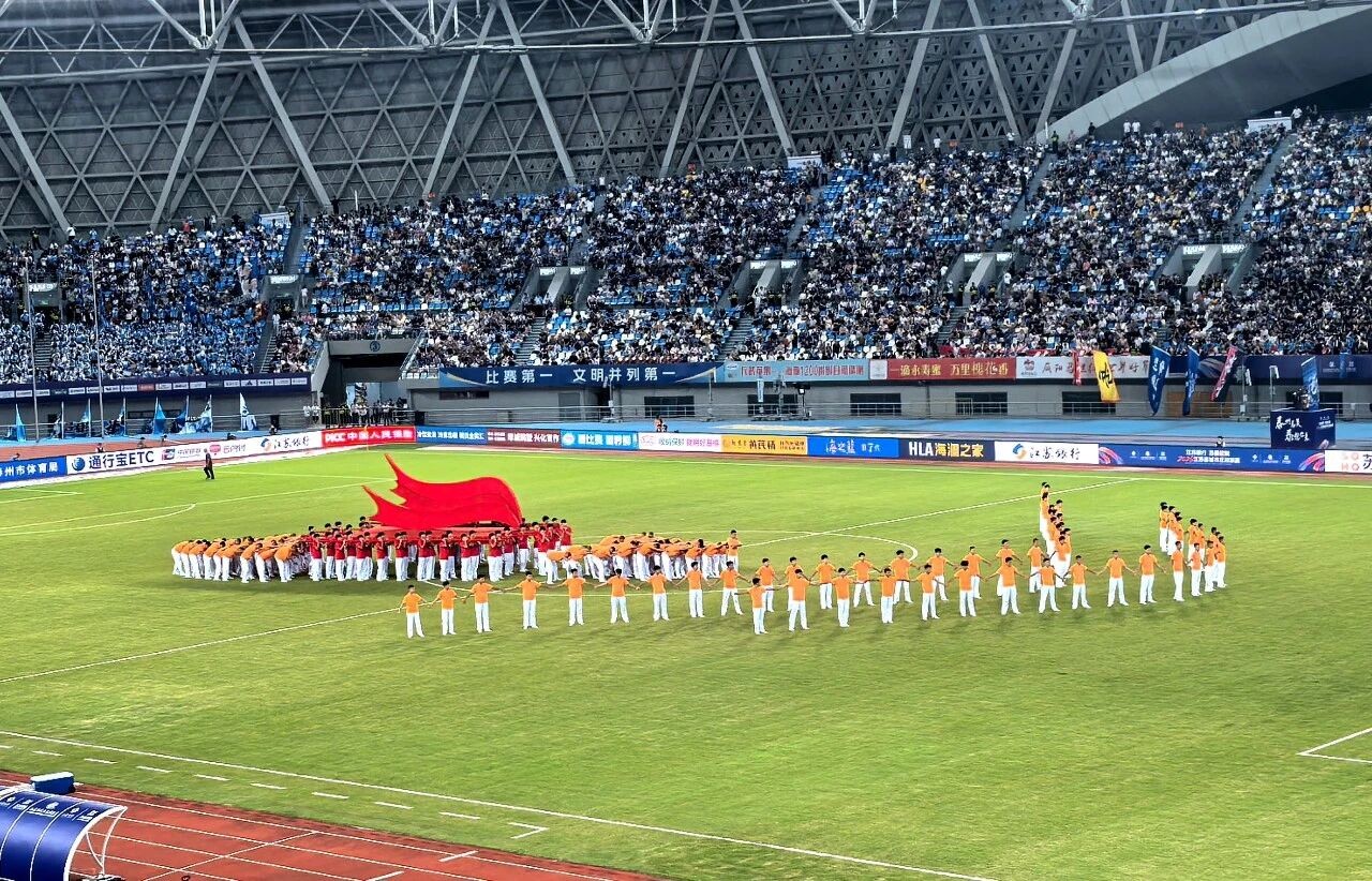 嵩山少林小龙武校200余名学子亮相2026江苏省足球联赛泰州赛场