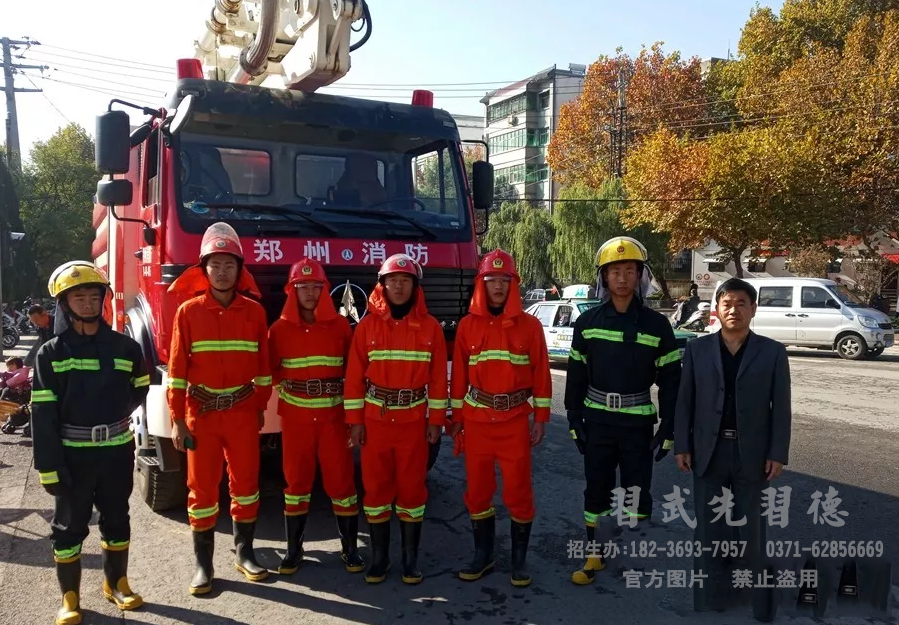 少林小龙武校预备役学员参加2018登封市消防安全宣传月启动仪式